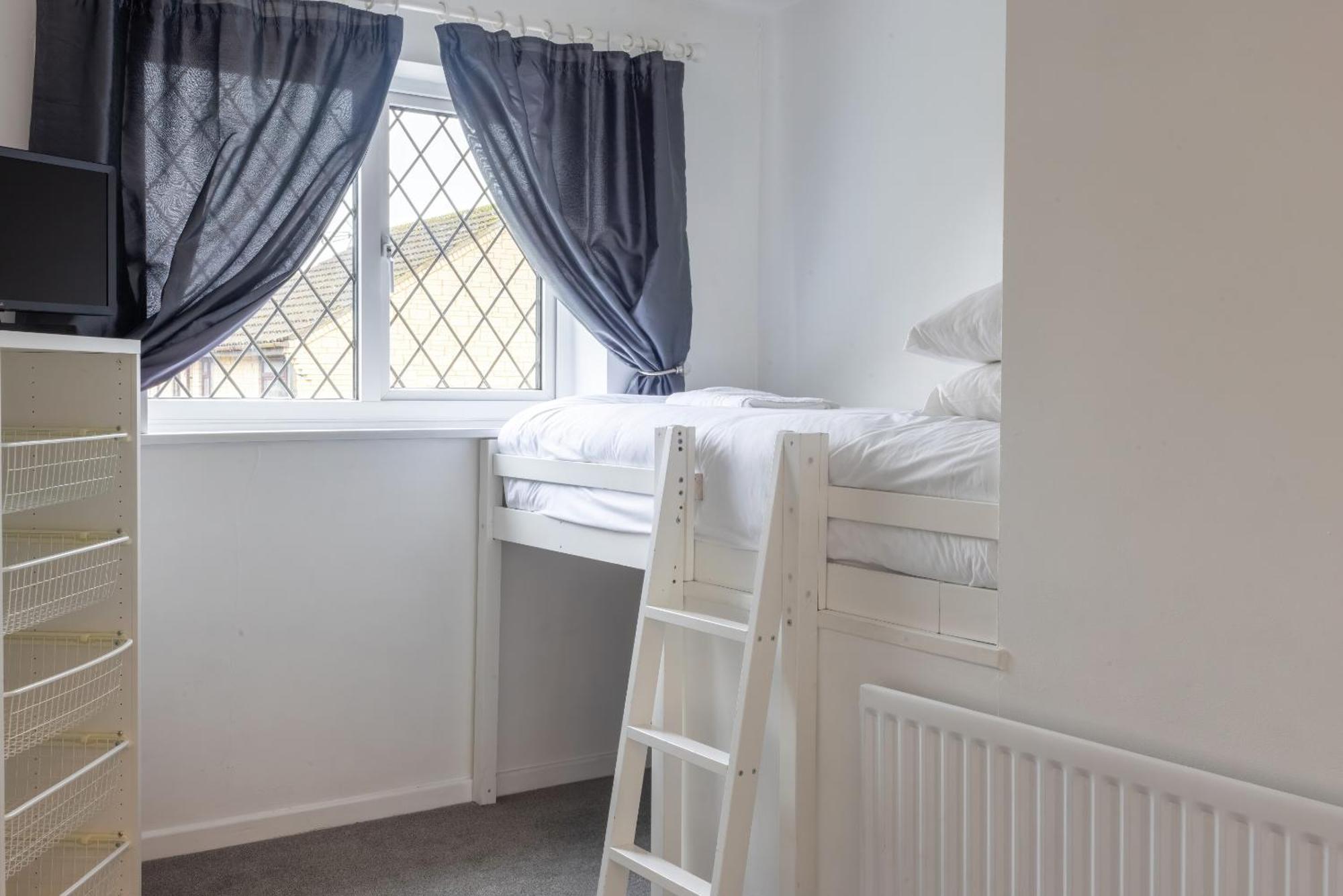 The Conifers Large Detached Home With Off Street Parking Witney Dış mekan fotoğraf