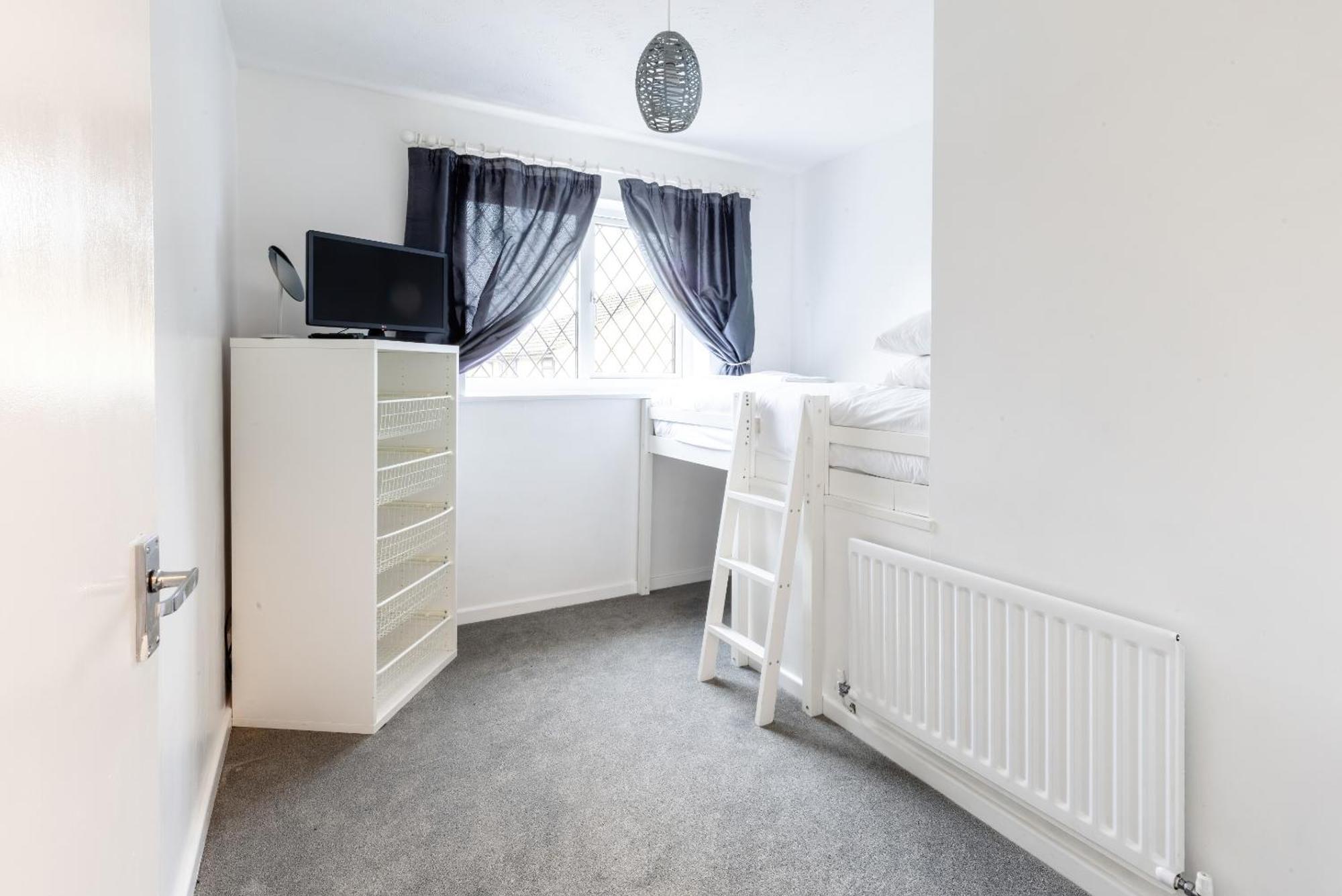 The Conifers Large Detached Home With Off Street Parking Witney Dış mekan fotoğraf