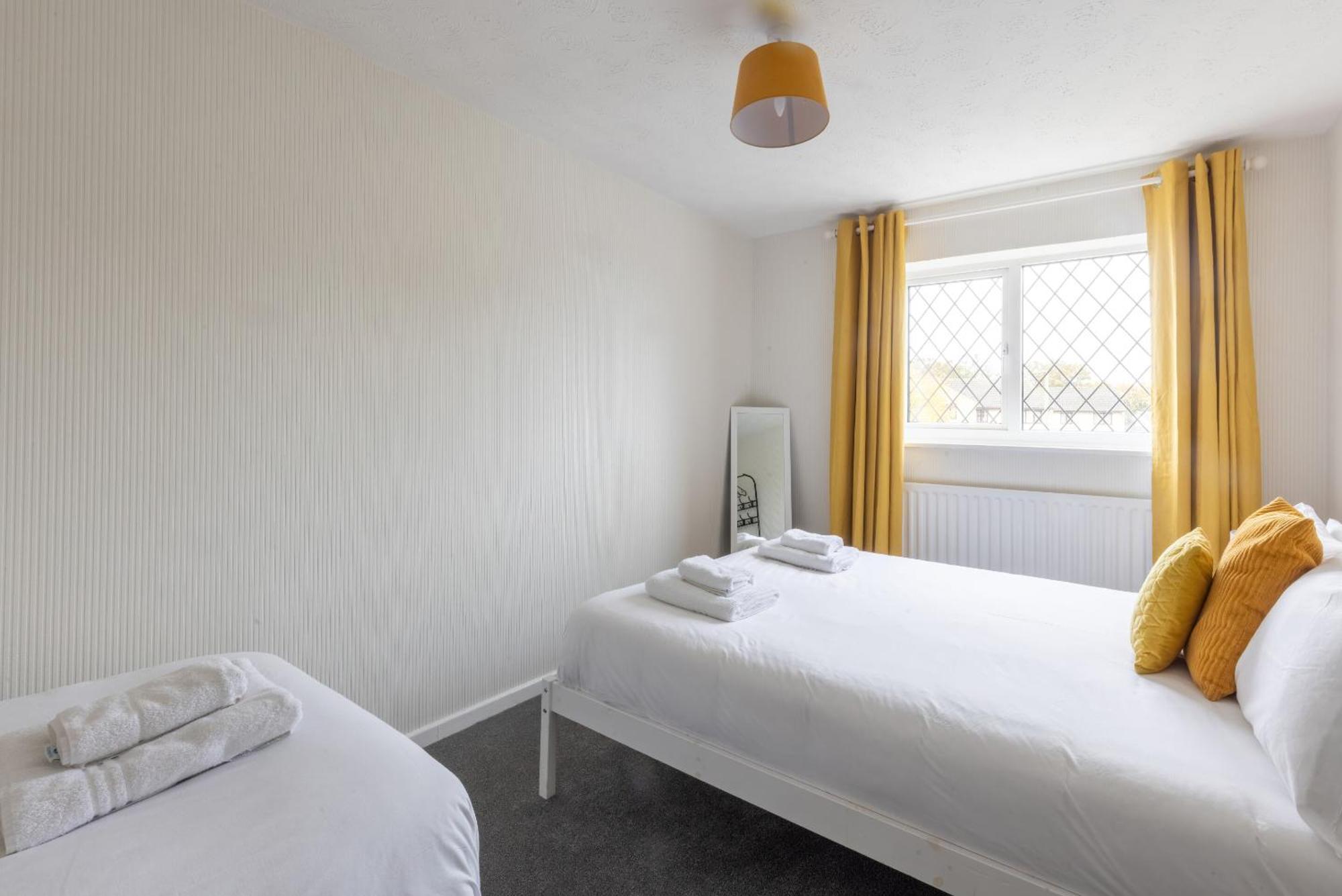 The Conifers Large Detached Home With Off Street Parking Witney Dış mekan fotoğraf