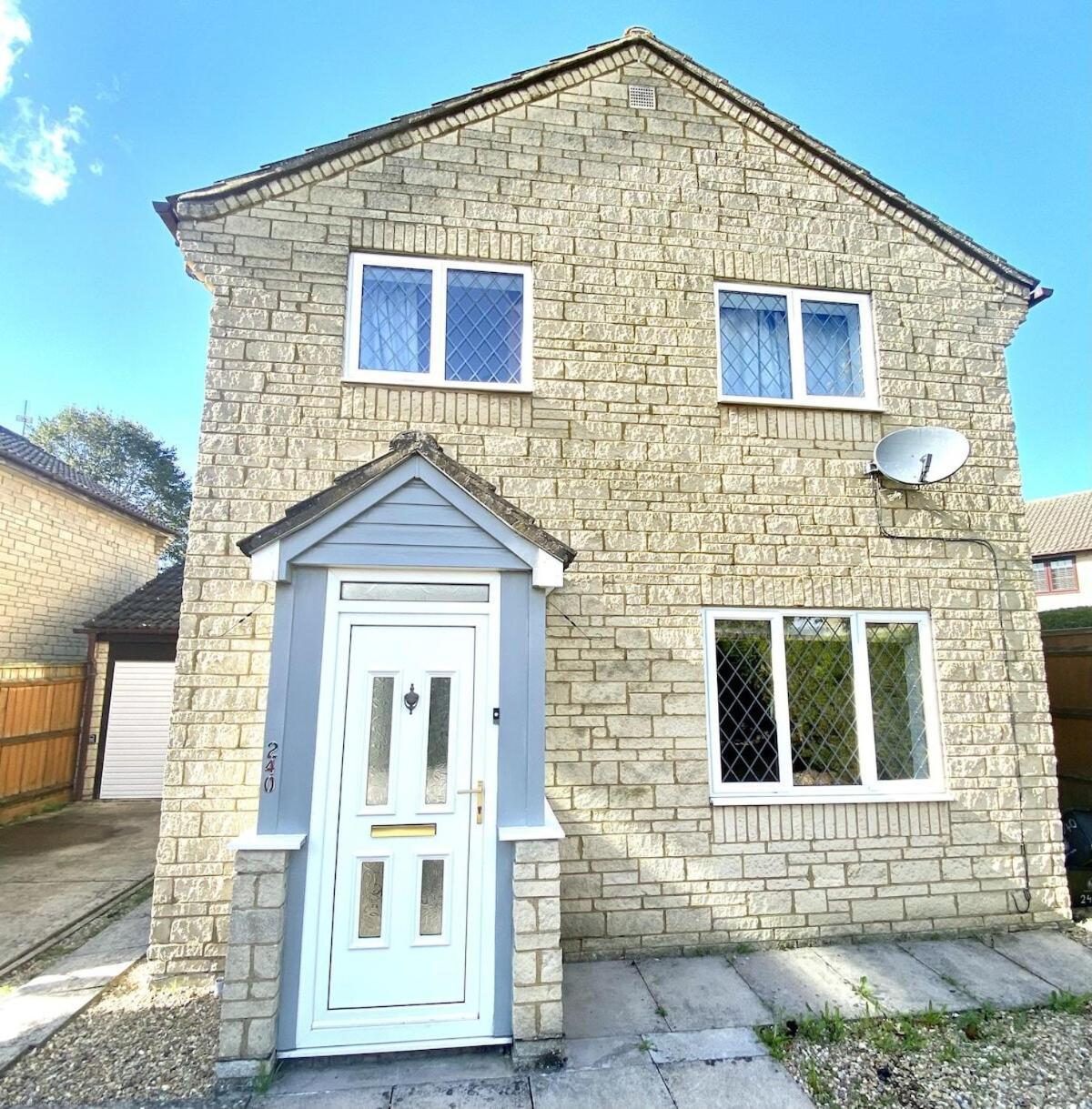 The Conifers Large Detached Home With Off Street Parking Witney Oda fotoğraf